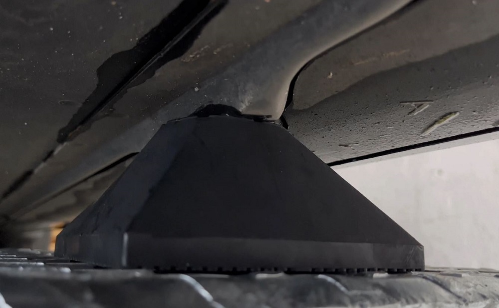 Opname blok 60 mm voor EV voertuigen op schaarhefbruggen