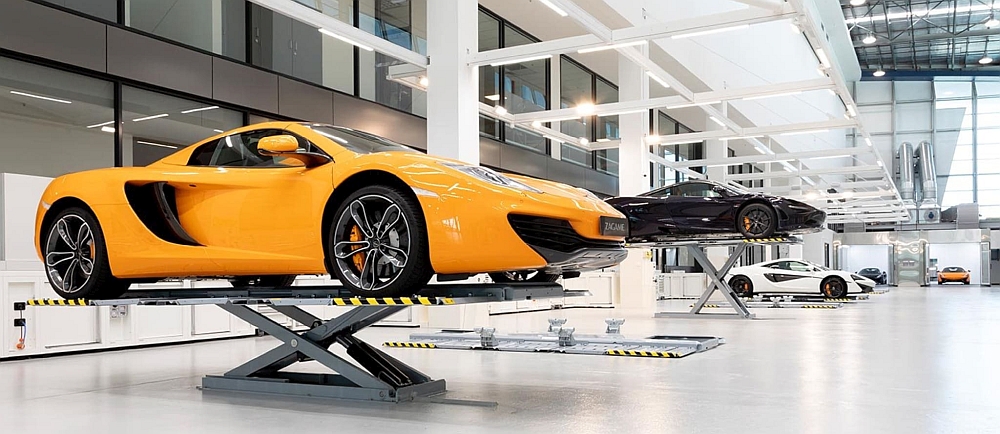 Spanesi Multibench bestaande uit:
SP 90MINOSA44 bankframe met schaarlift (3200 kg)
90CMINI210 bedieningsunit voor de schaarlift
80331900 set oprijplaten